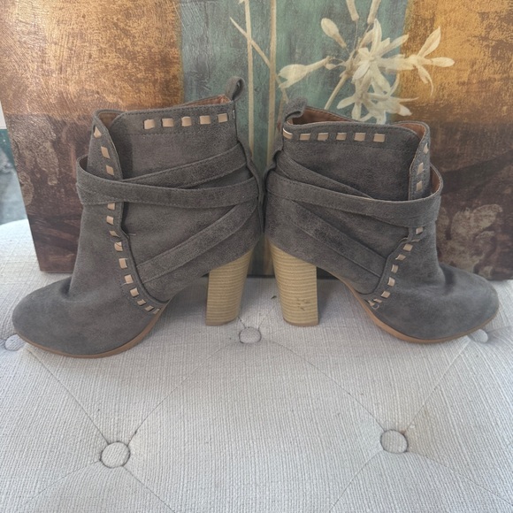Venus Grey Wood Heels Boot, Size 8! NWOT! - Picture 2 of 9